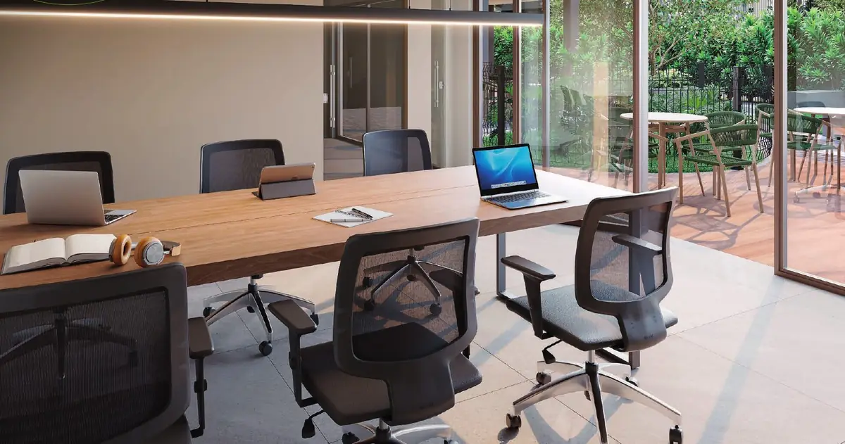 Coworking com sala de reunião no térreo