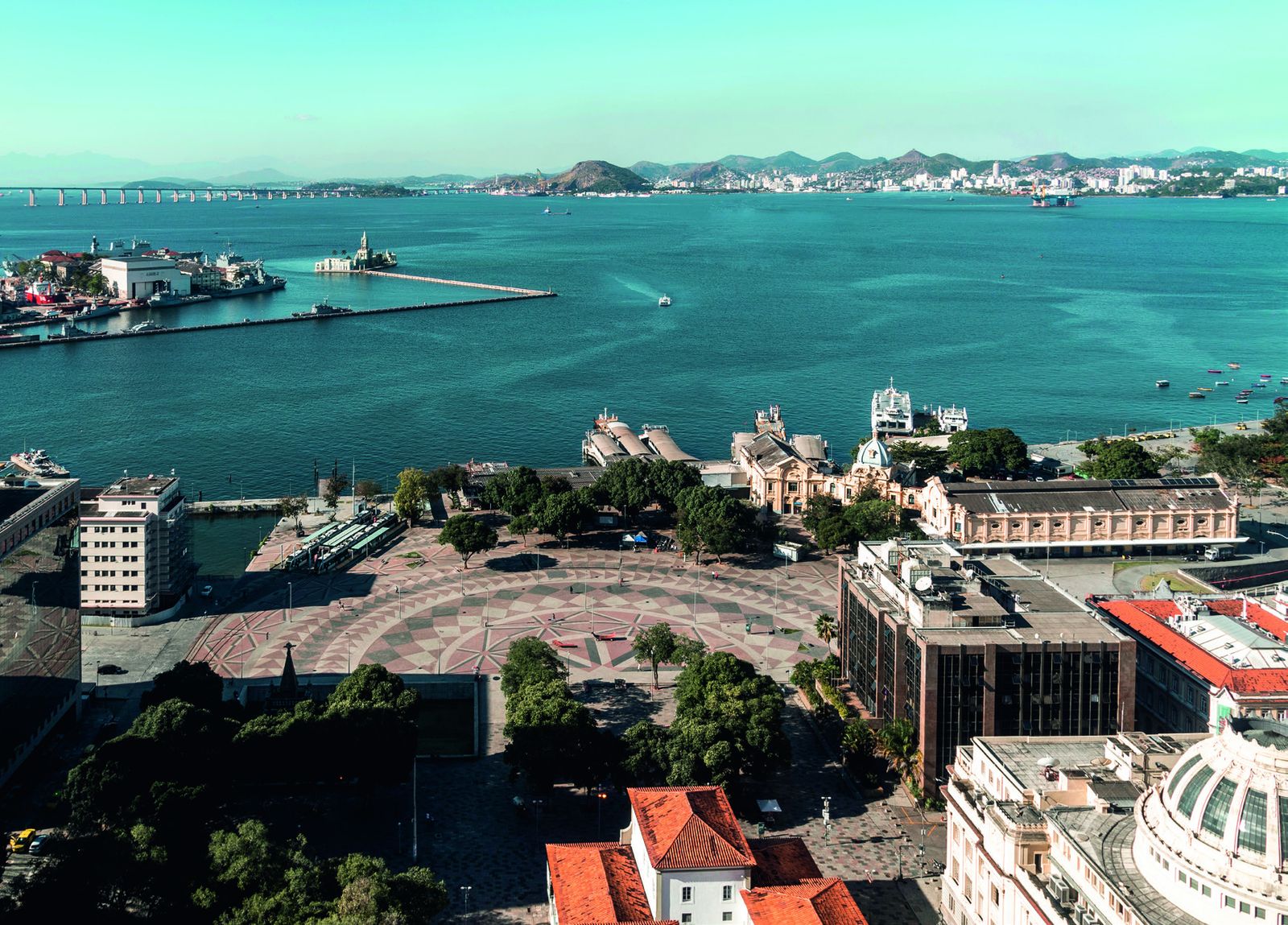 Vista aérea da Praça XV e da Baía de Guanabara — foto ilustrativa